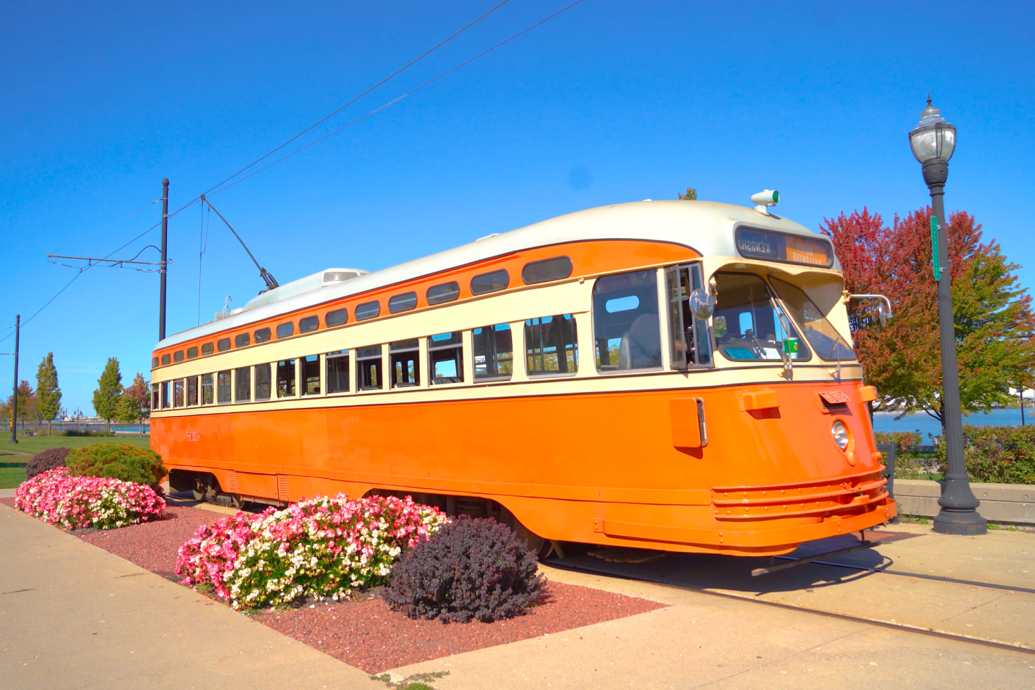 Ride the streetcar in downtown 出赛 和 enjoy a scenic tour of the Lake Michigan shoreline, Ha...