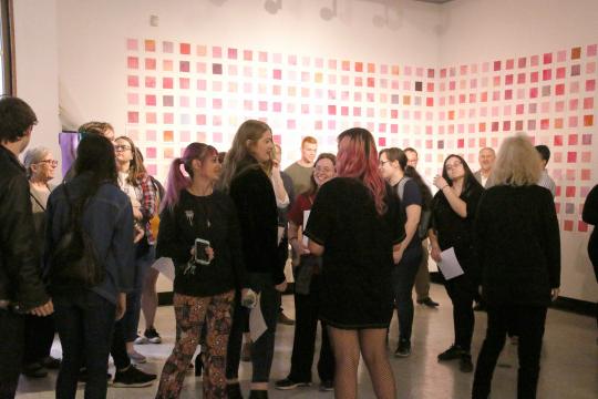艺术学生聚集在一起参加毕业论文展览.