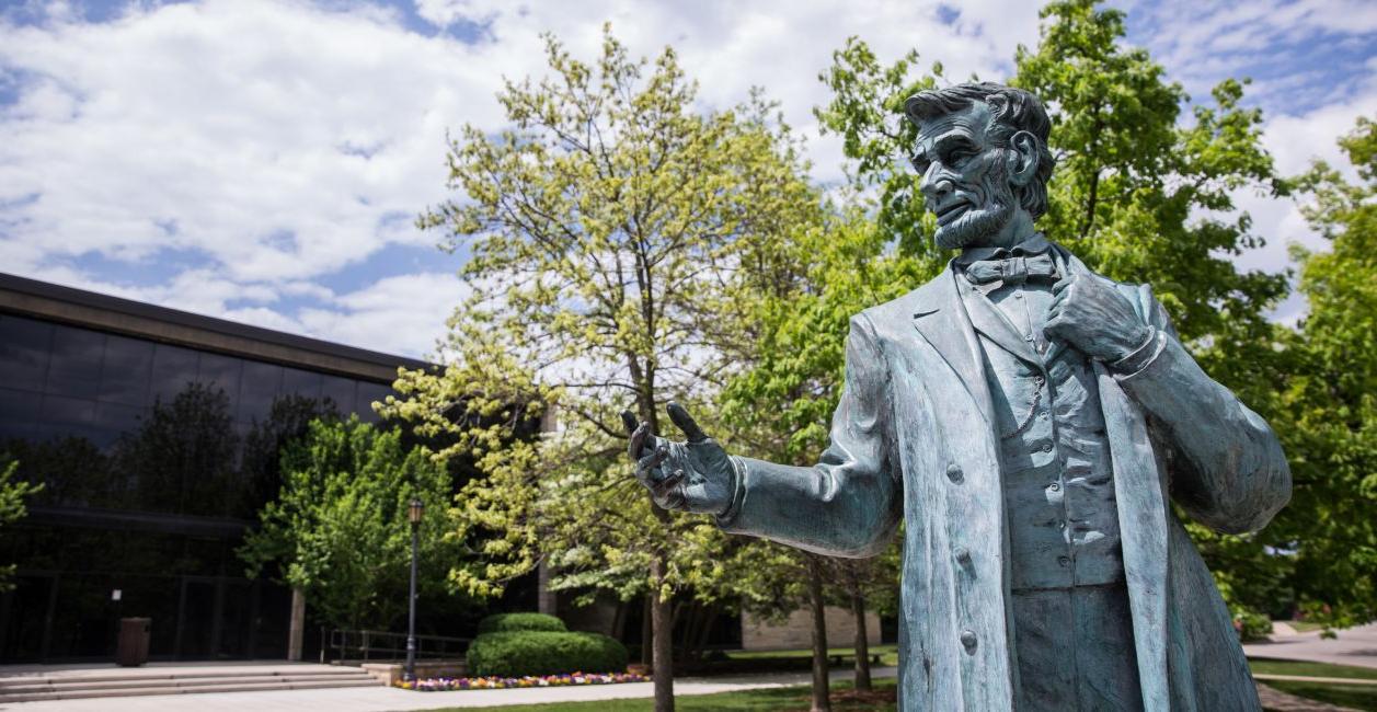 不朽情缘平台学院的亚伯拉罕·林肯雕像?年代的校园.